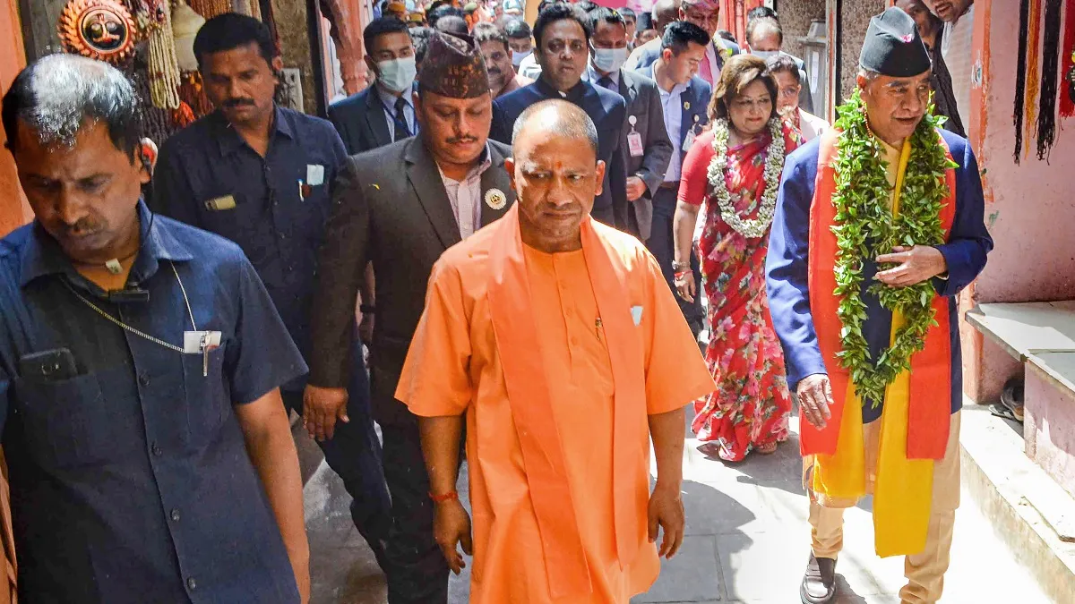 नेपाल के प्रधानमंत्री के साथ योगी आदित्यनाथ- India TV Hindi