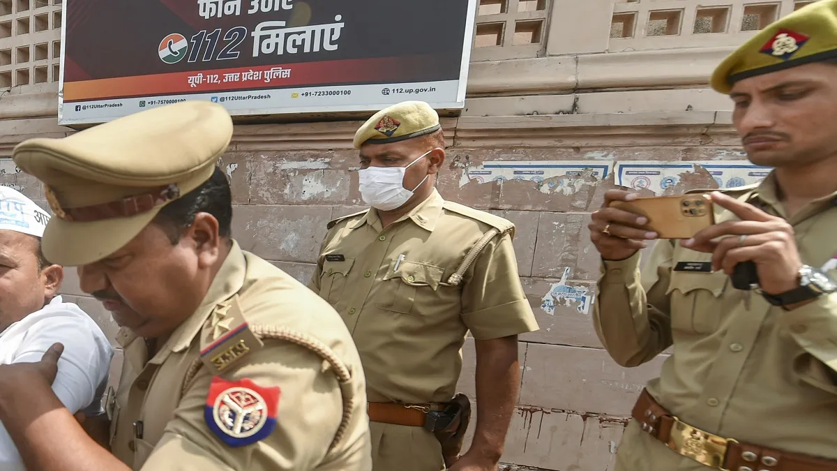 यूपी पुलिस ने लिया हिरासत में- India TV Hindi