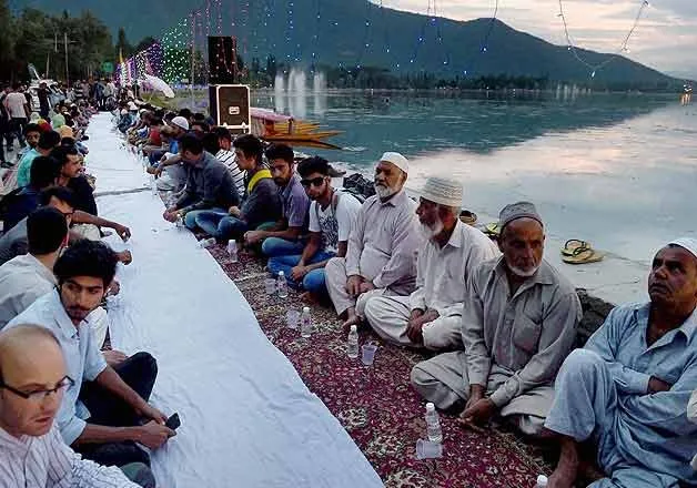 कट्टरपंथी तत्वों द्वारा ट्रोलिंग के बाद सेना ने हटाया इफ्तार पार्टी से जुड़ा ट्वीट- India TV Hindi