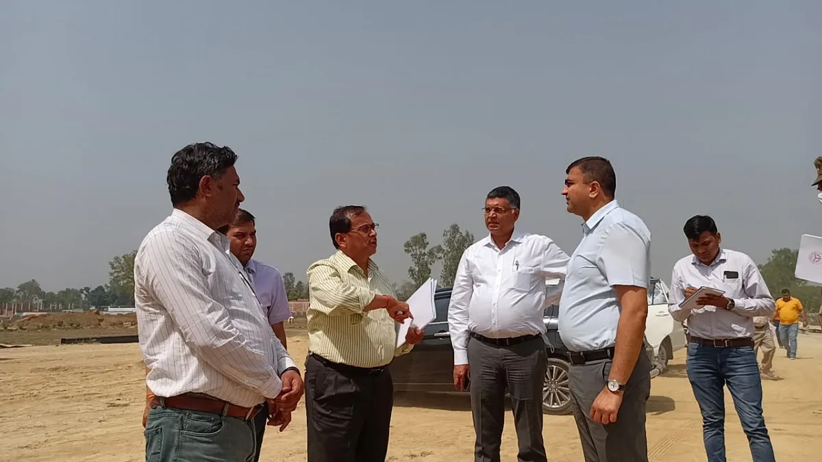 Lucknow: District Magistrate Abhishek Prakash arrived to inspect the construction work of Kisan Path- India TV Hindi