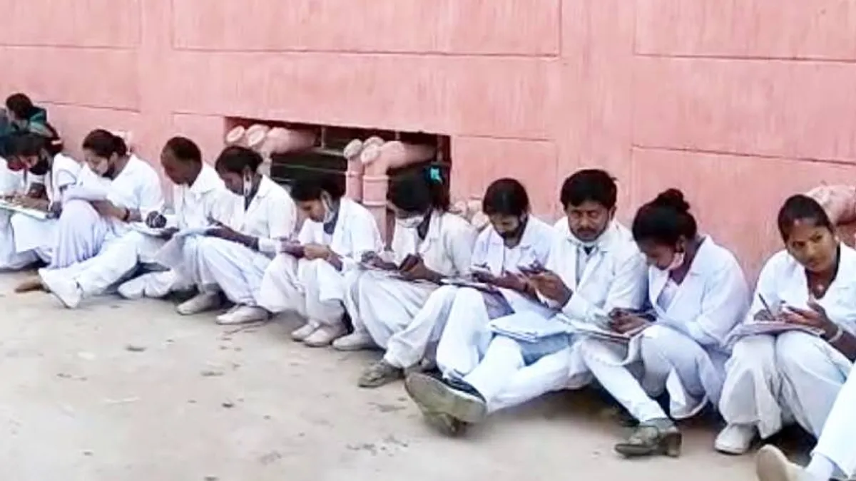 Video of mass cheating in nursing exam went viral in Morena- India TV Hindi
