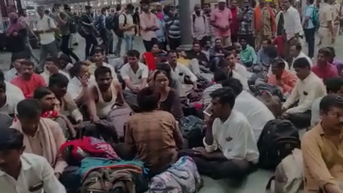 सीएसटी रेलवे स्टेशन पर धरना- India TV Hindi