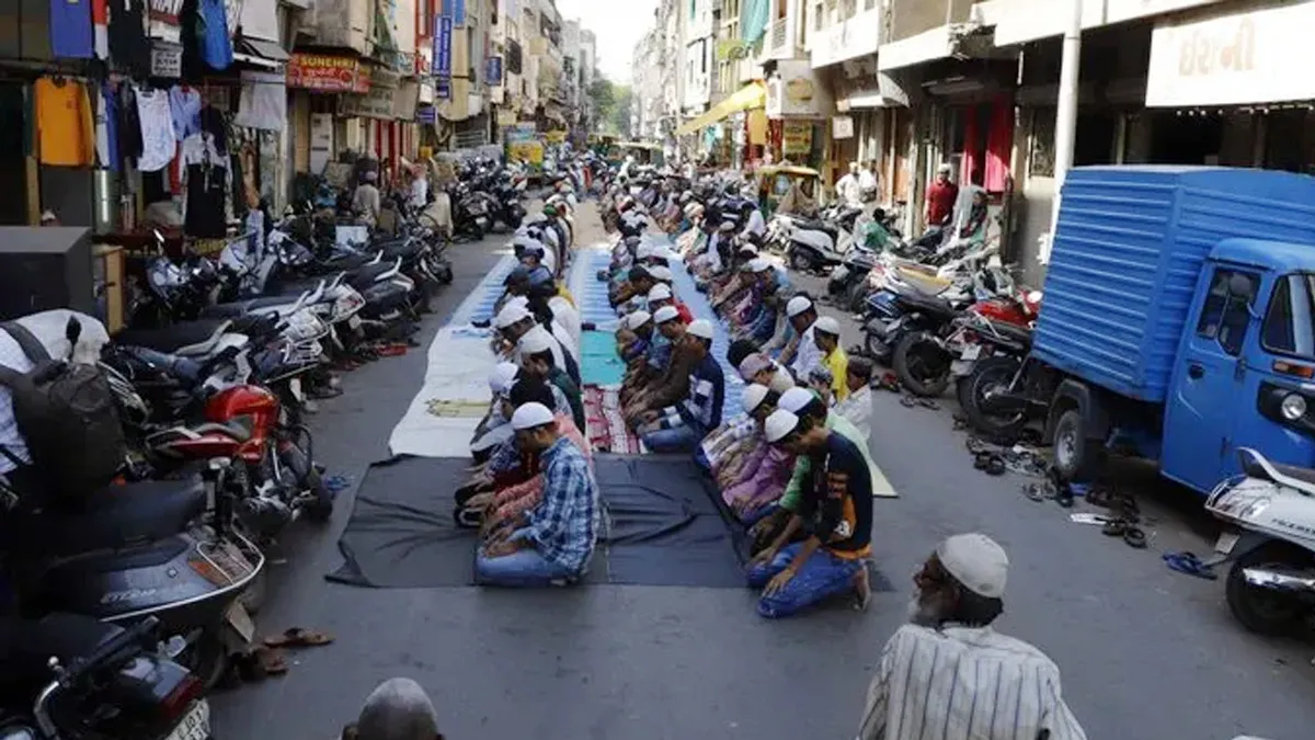 Controversy over namaz in open space- India TV Hindi