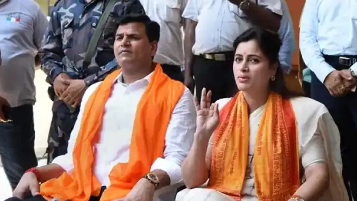 Amravati MP Navneet Rana with her MLA husband Ravi Rana- India TV Hindi