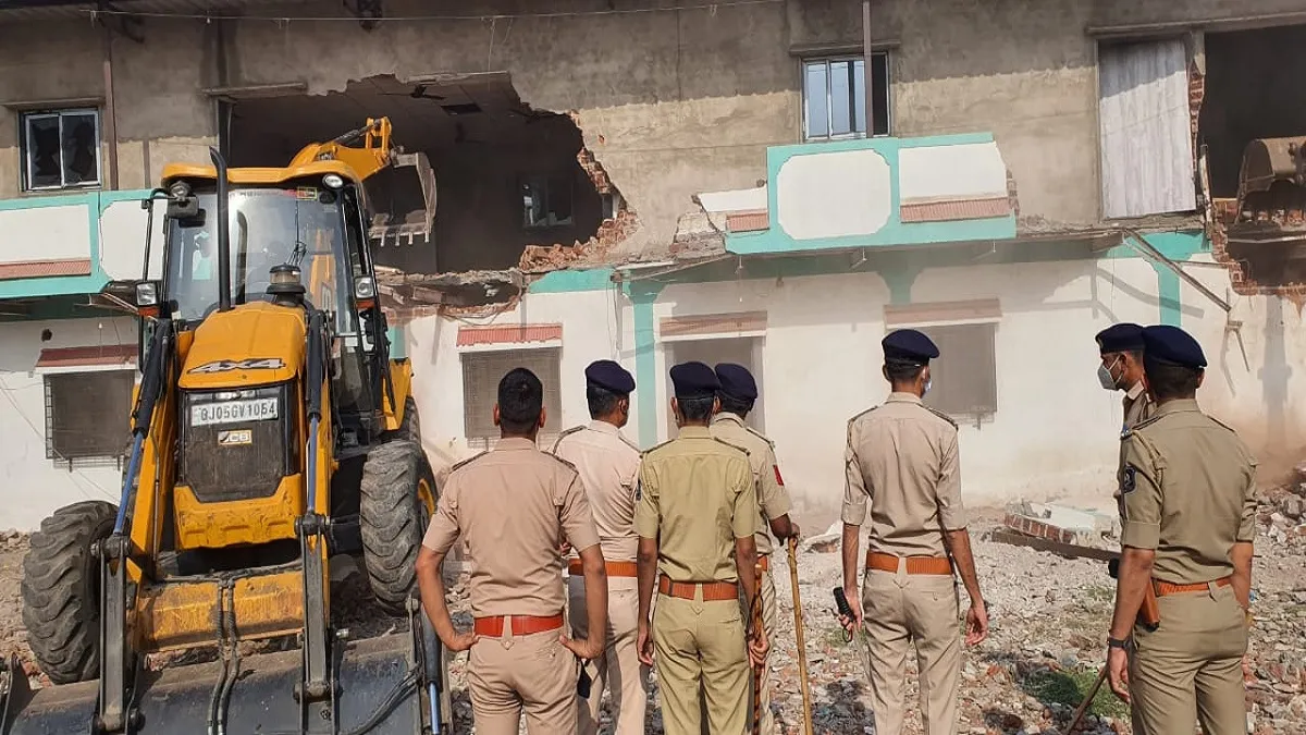 Surat gangster illegal property demolish- India TV Hindi