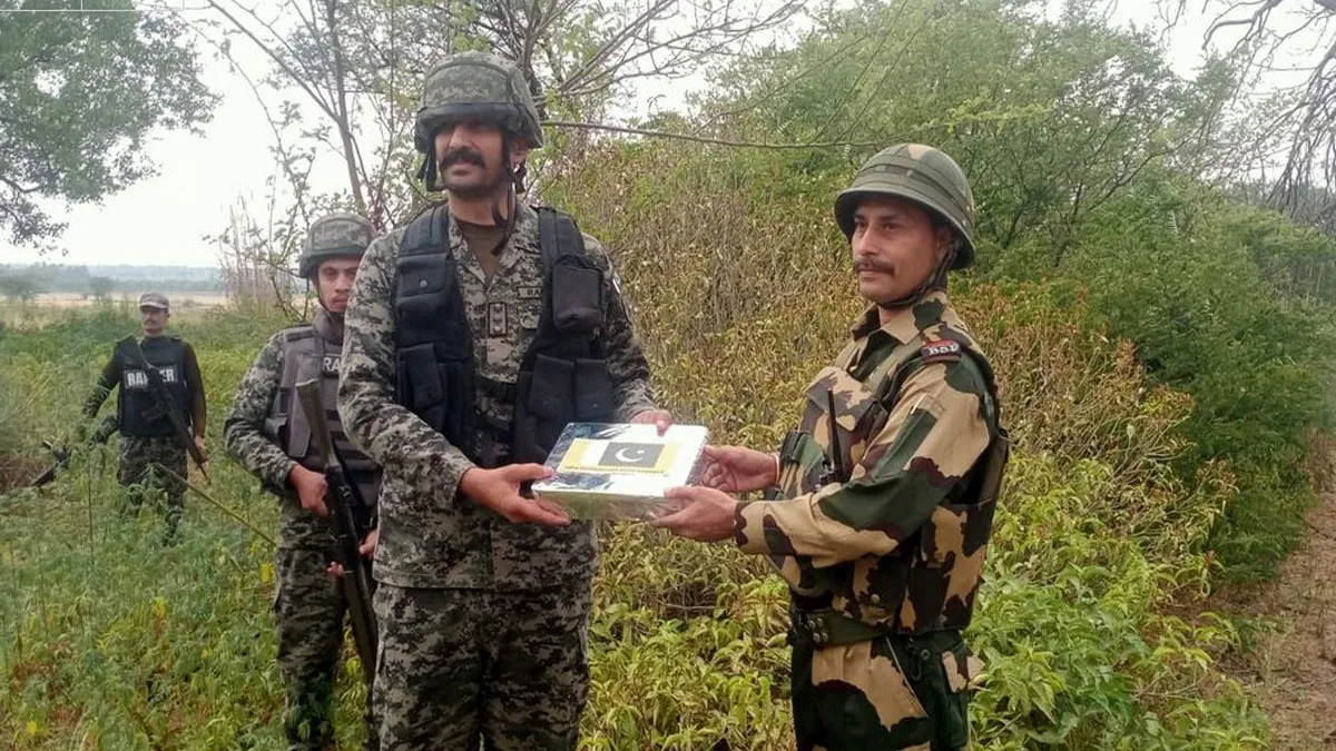 BSF, Pak Rangers exchange sweets- India TV Hindi
