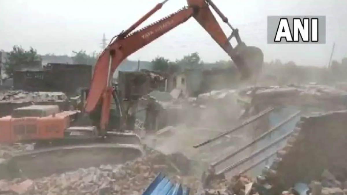 Bulldozer Run in Chandigarh Oldest Colony- India TV Hindi