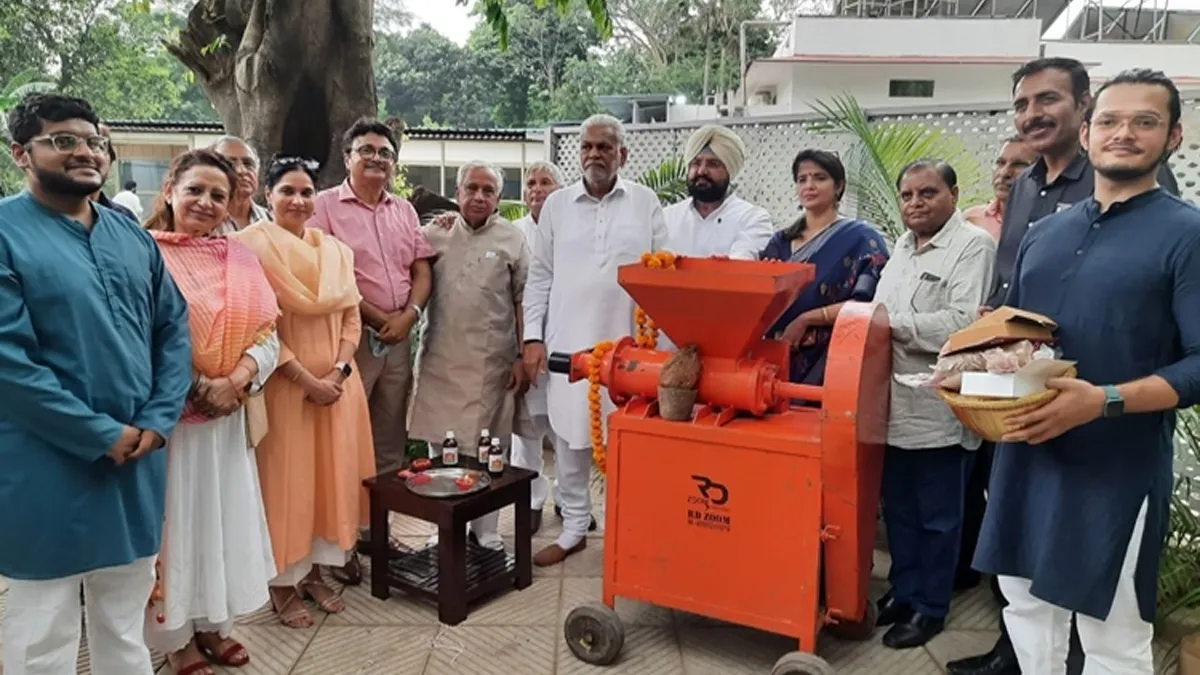 Union Minister Parshottam Rupala hands over cow dung log machine- India TV Hindi