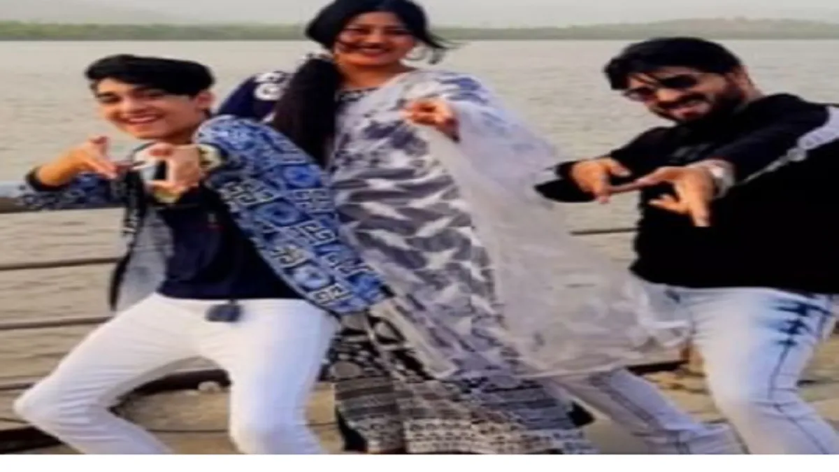 Father, son and mother danced on the shore of the sea- India TV Hindi