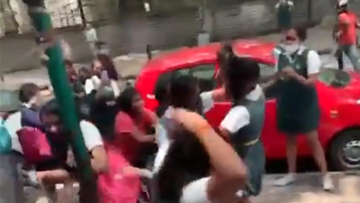 बेंगलुरु की सड़क पर छात्राओं के बीच जमकर हुई मारपीट- India TV Hindi