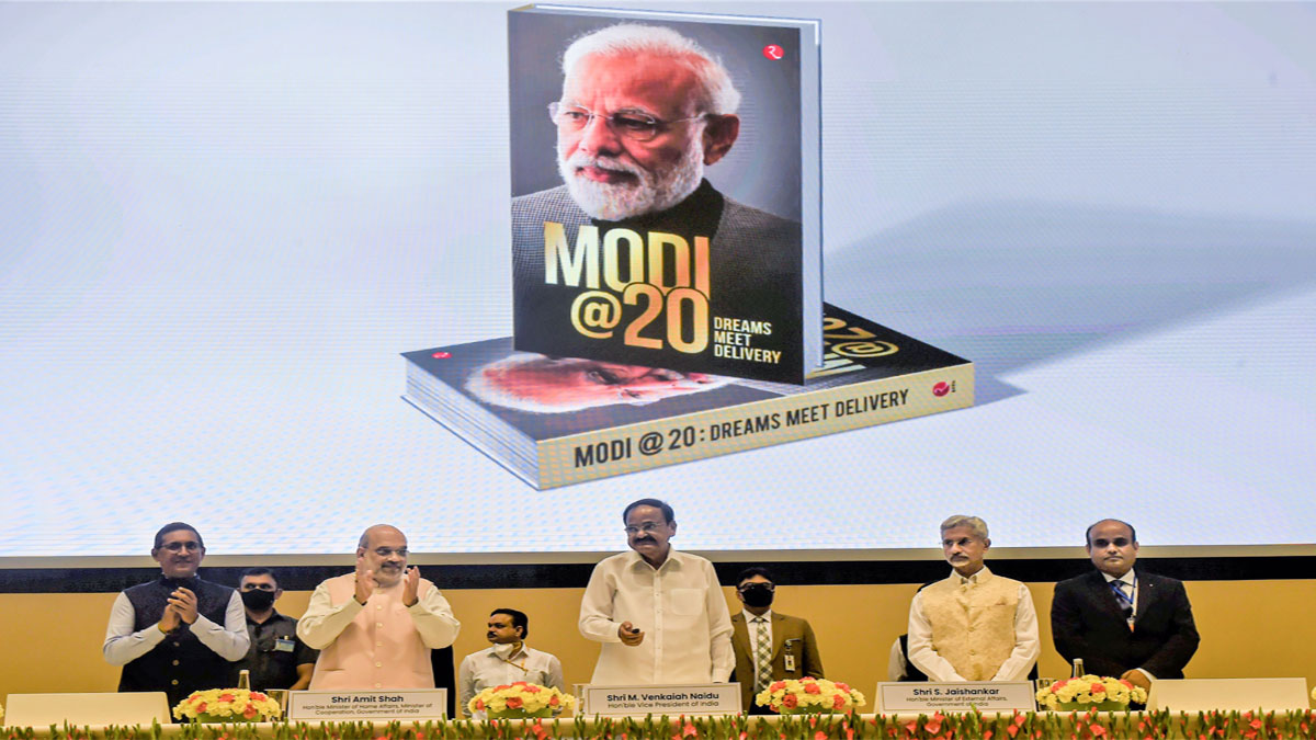 Modi@20: Dreams Meet Delivery, book on PM Modi released | पीएम मोदी पर लिखी किताब 'Modi @20: Dreams Meet Delivery' का हुआ विमोचन - India TV Hindi News