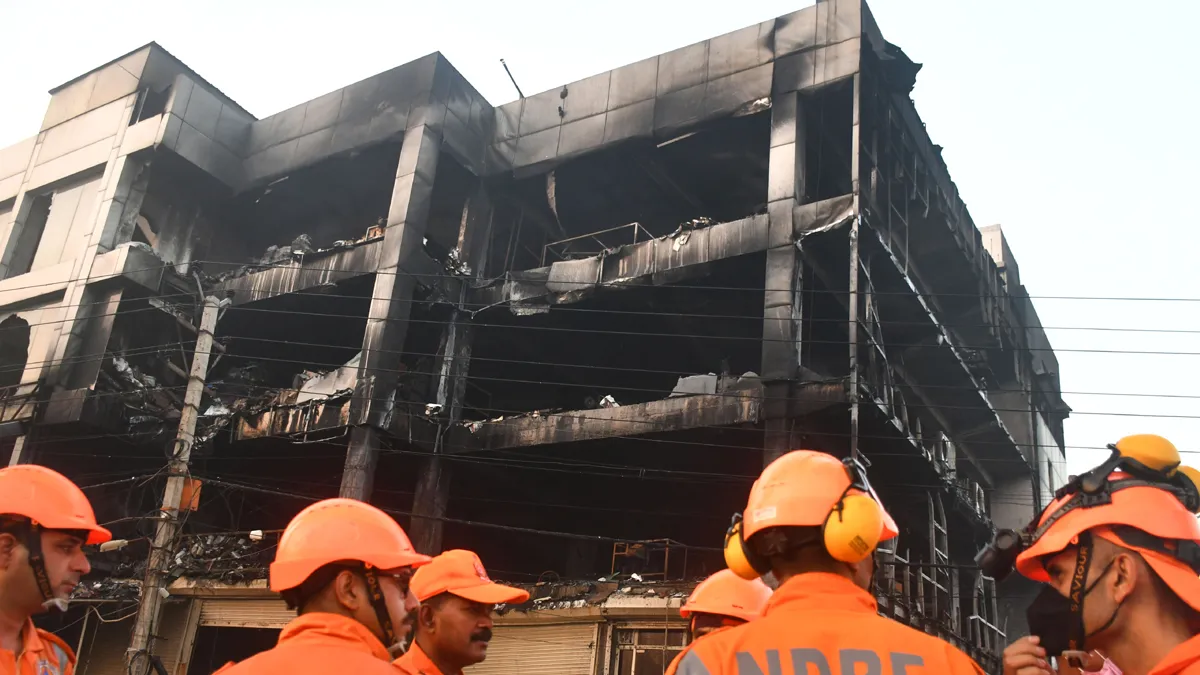 Massive fire at an office building near the Mundka Metro Station, Delhi- India TV Hindi