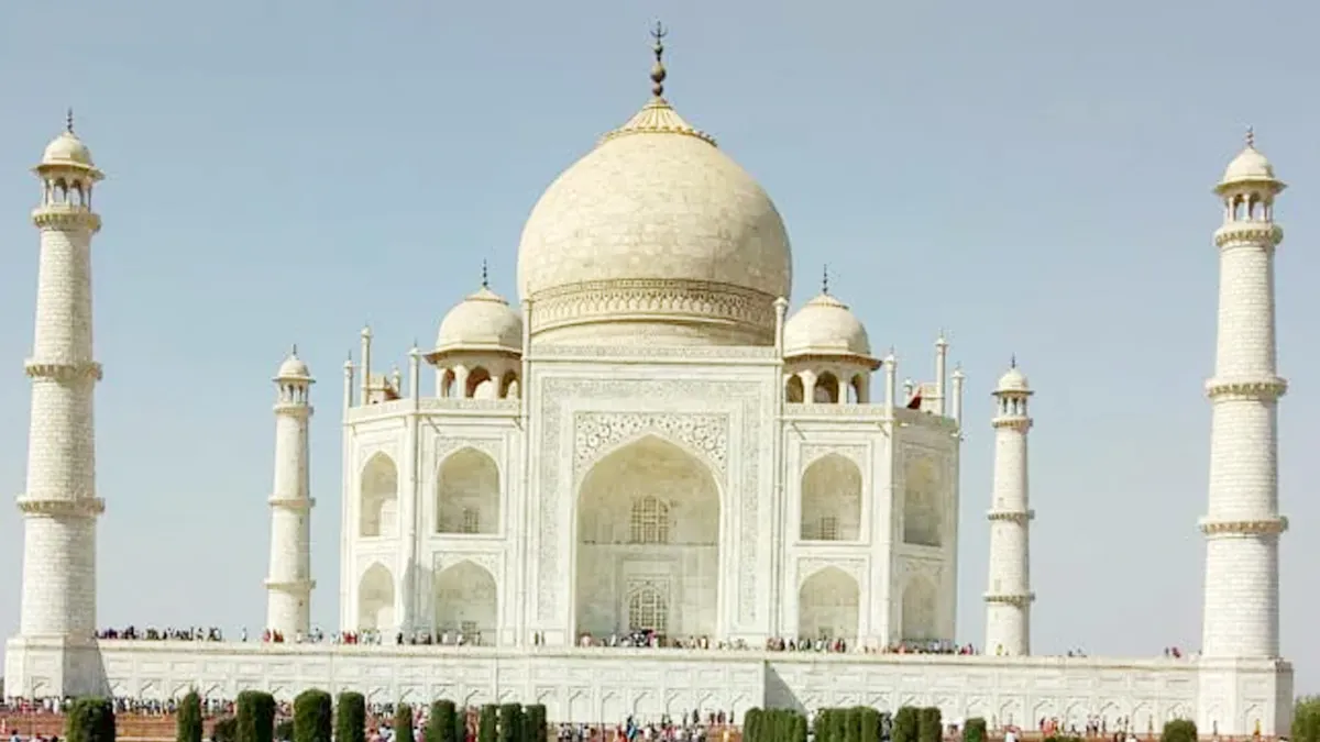 Four tourists were arrested for offering Namaz without permission in the Taj Mahal complex- India TV Hindi