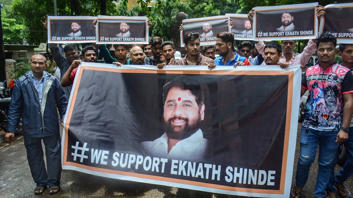 Supporters of rebel Shiv Sena leader Eknath Shinde - India TV Hindi