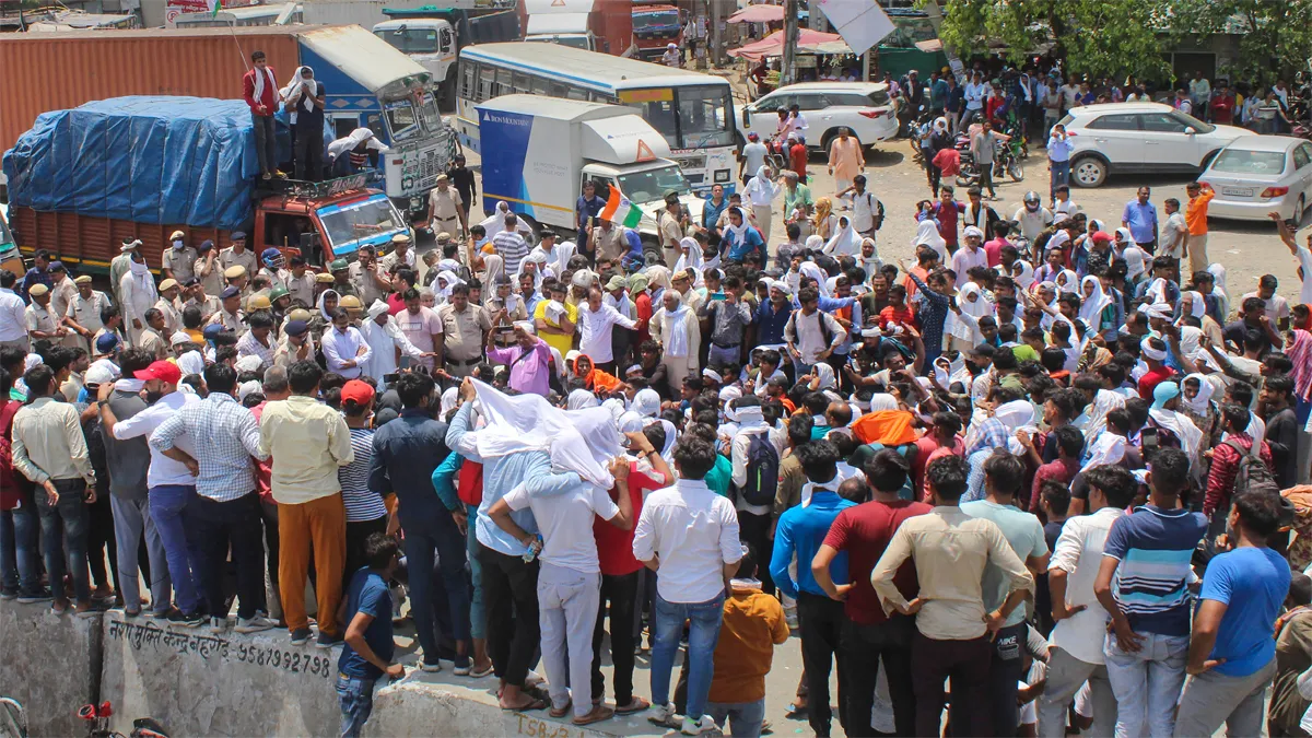 Gurugram: Block traffic at Bilaspur Chowk area to protest...- India TV Hindi