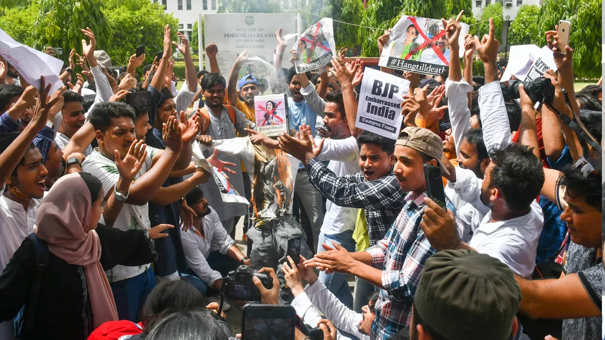 Students of Jamia Millia Islamia university protest against Nupur Sharma- India TV Hindi