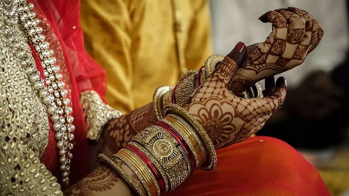 OMG 22 year old girl Krishna mandal reached India to marry her lover from Bangladesh। OMG: बांग्लादेश से तैरते हुए प्रेमी से मिलने पहुंची 22 साल की लड़की, शादी करने के बाद