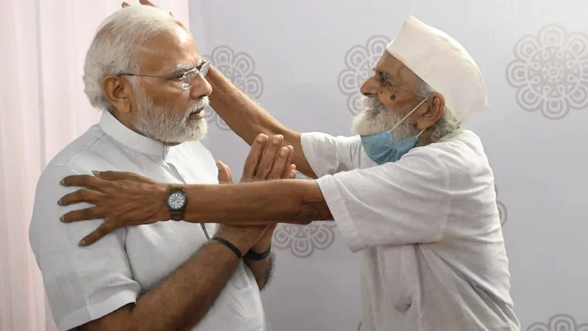 PM Modi meets his former teacher Jagdish Nayak - India TV Hindi