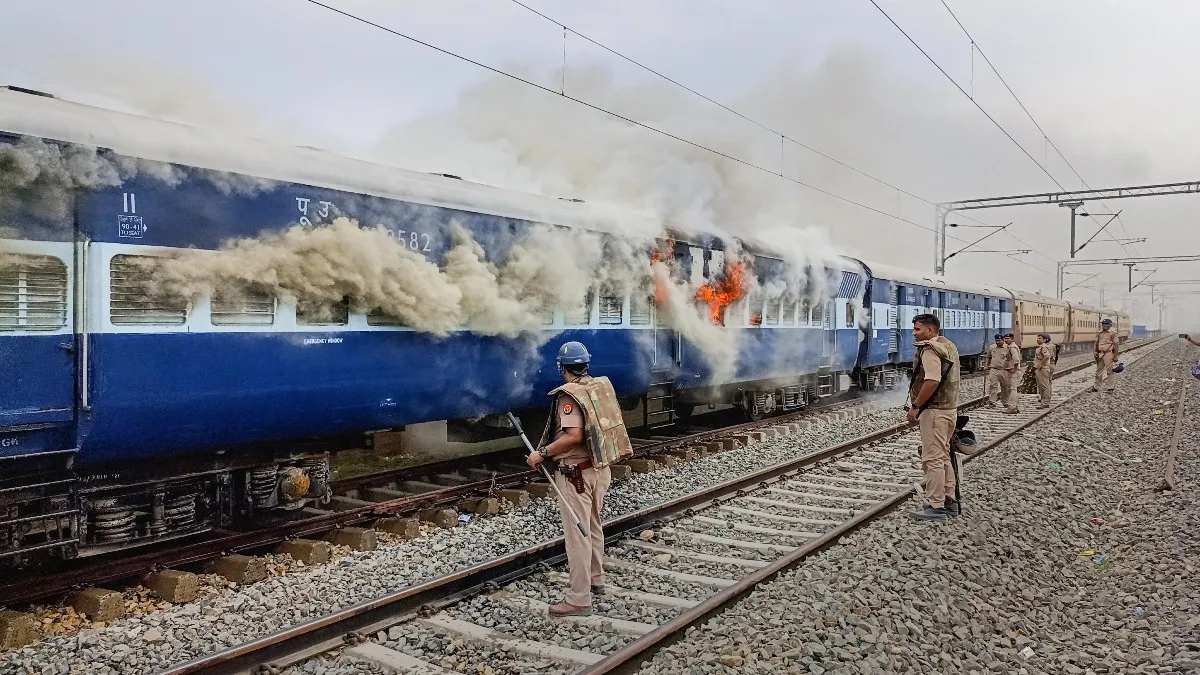 Fire in train compartment- India TV Hindi