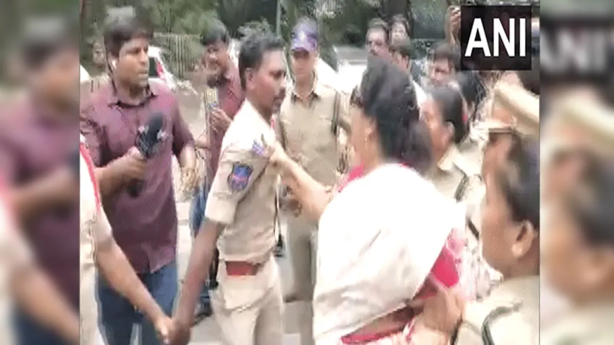  Renuka Chowdhury holds cop by his collar in Hyderabad - India TV Hindi