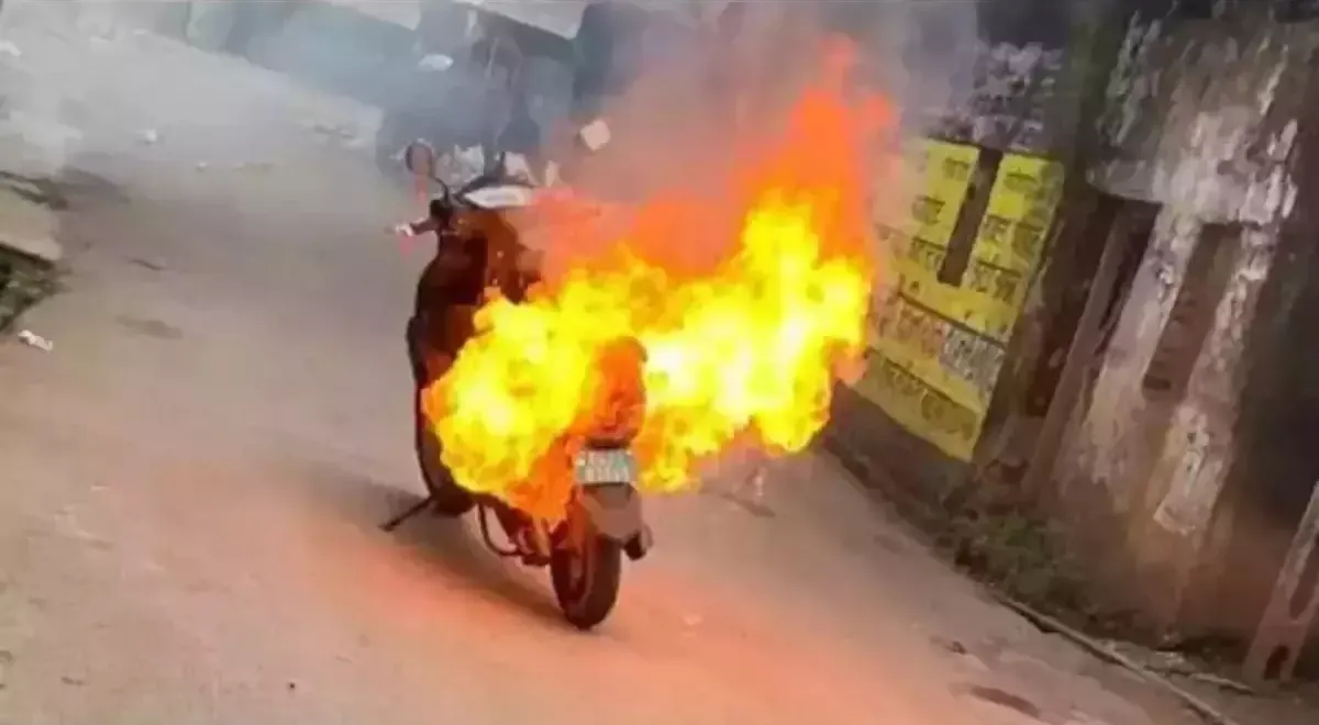 Electric Scooter Fire- India TV Paisa