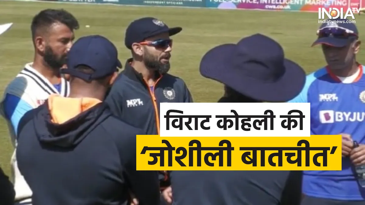 Virat Kohli with his teammates- India TV Hindi