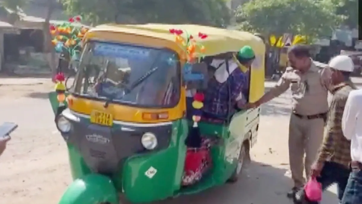 Police seized an auto after 27 people were found traveling in UP- India TV Hindi