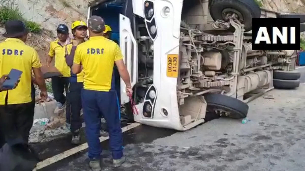 A bus full of passengers overturned near Kaudiyala under Devprayag - India TV Hindi
