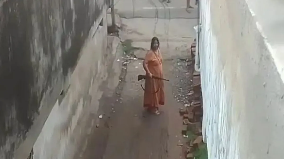 former mp daughter in law with rifle - India TV Hindi