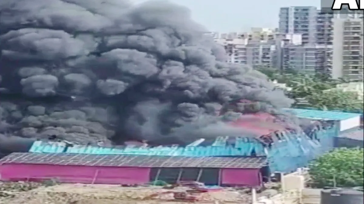 Level 2 fire reported in Andheri West area in Mumbai- India TV Hindi