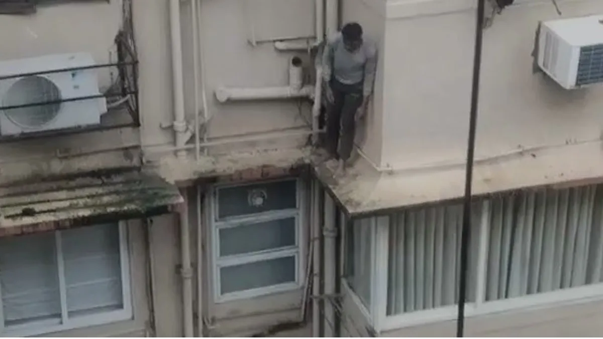 Accused just before jumping from the building- India TV Hindi