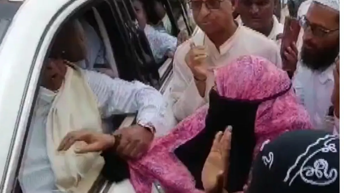 Woman threw relief amount on Siddaramaiahs' car - India TV Hindi