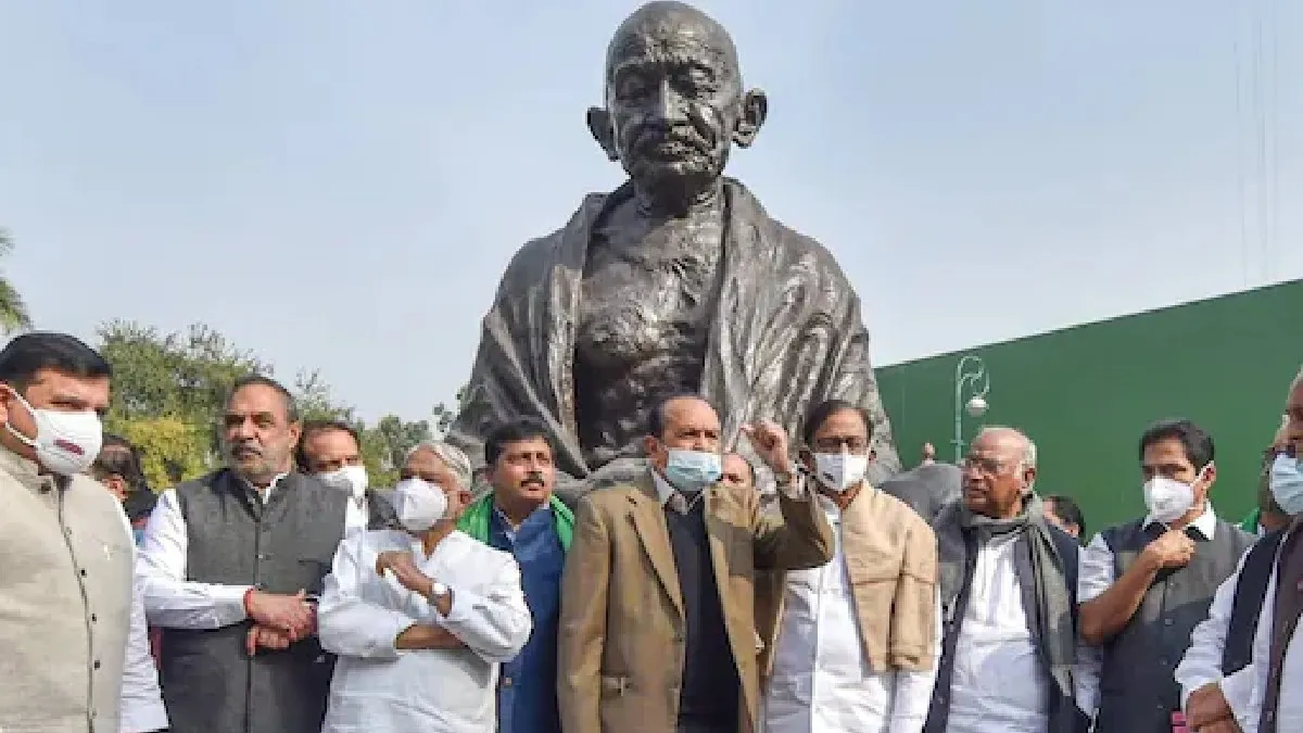 Opposition leaders protest near Mahatma Gandhi's statue- India TV Hindi