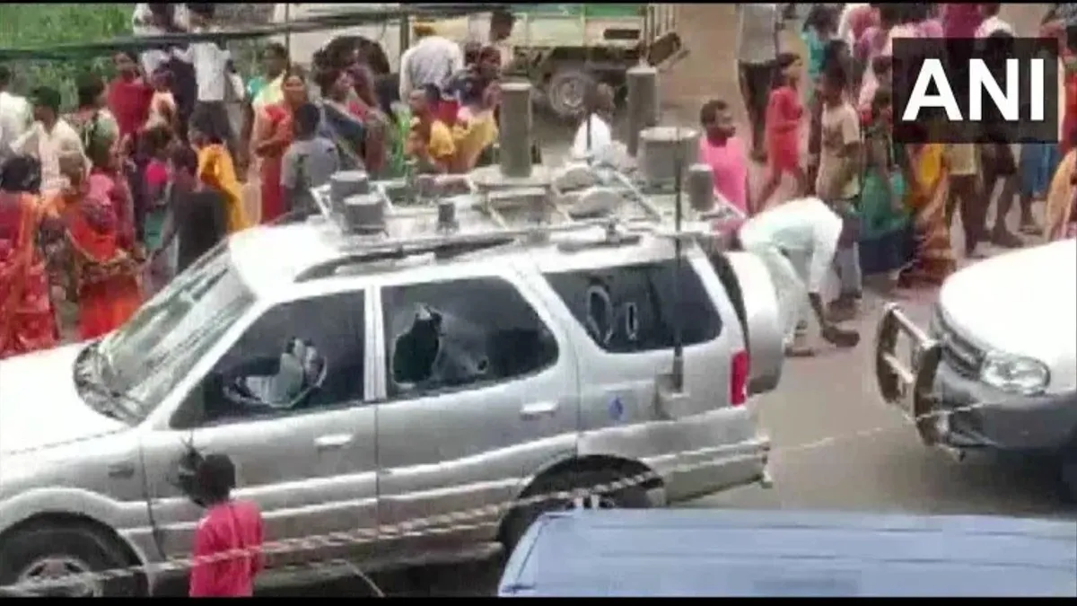Stone pelting on Nitish Kumar's convoy in Patna- India TV Hindi