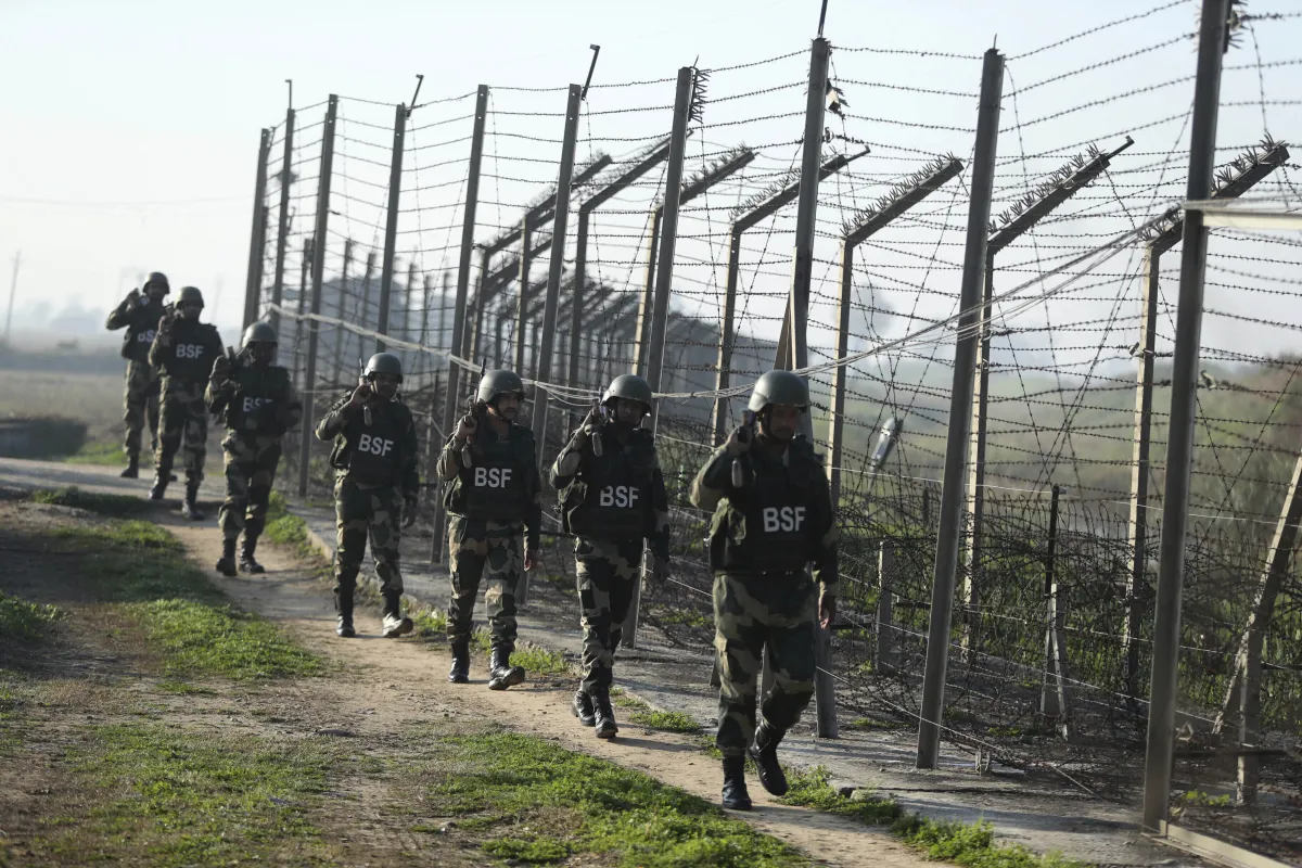 सीमा पार से घुसपैठ की फिराक में हैं 300 आतंकी।- India TV Hindi