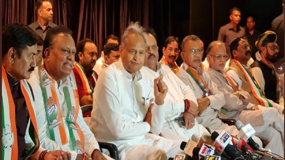 Rajasthan Chief Minister Ashok Gehlot with Congress leaders in Gujarat- India TV Hindi