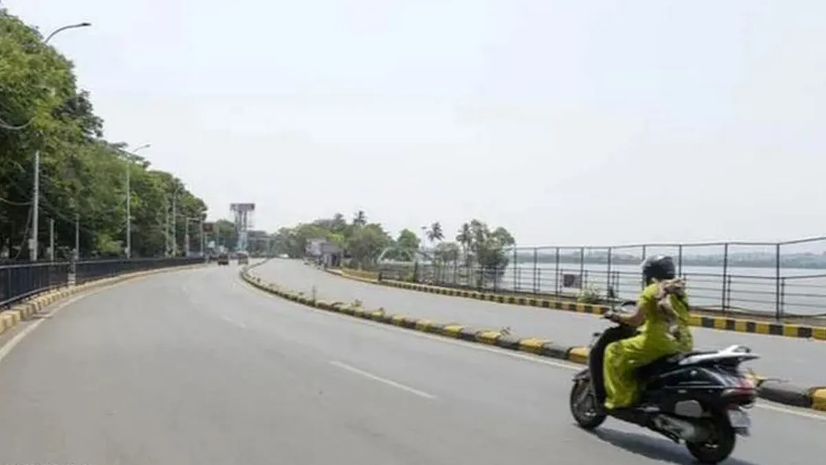 Woman Rides Scooter - India TV Hindi