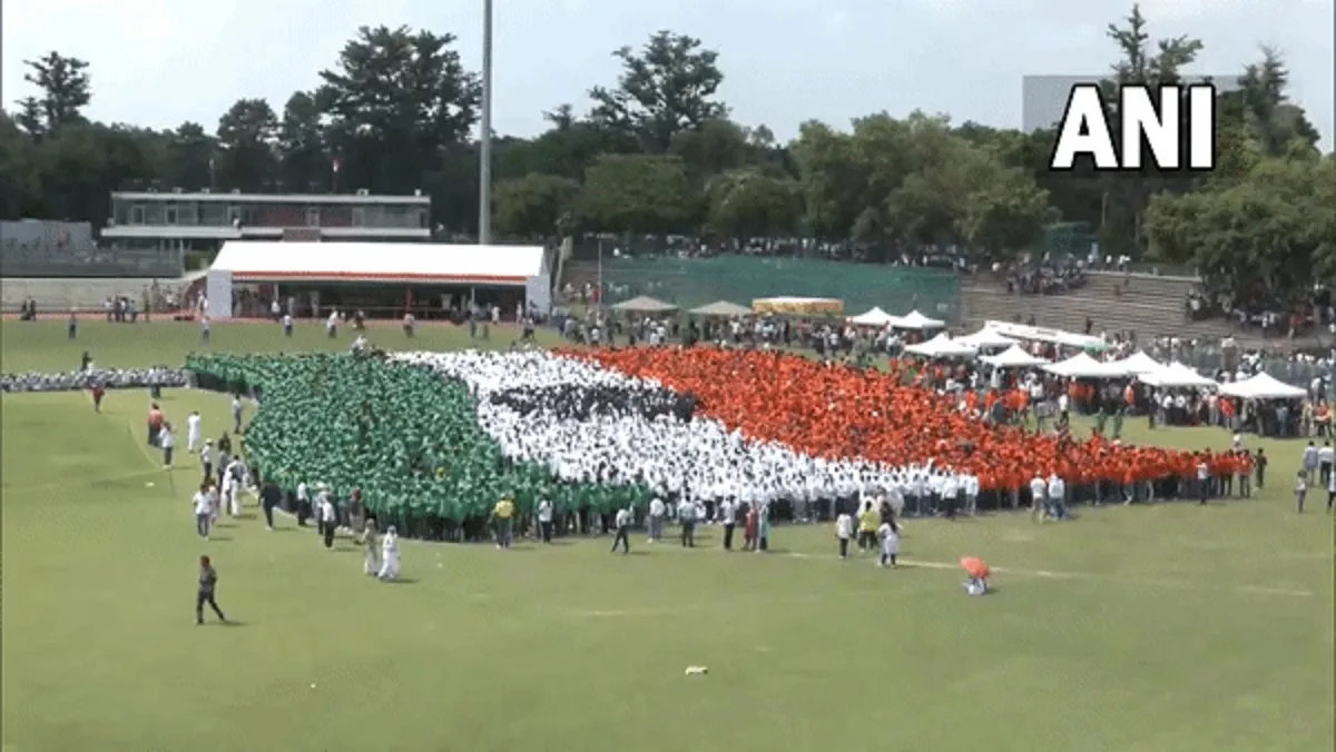 Students form largest human chain - India TV Hindi