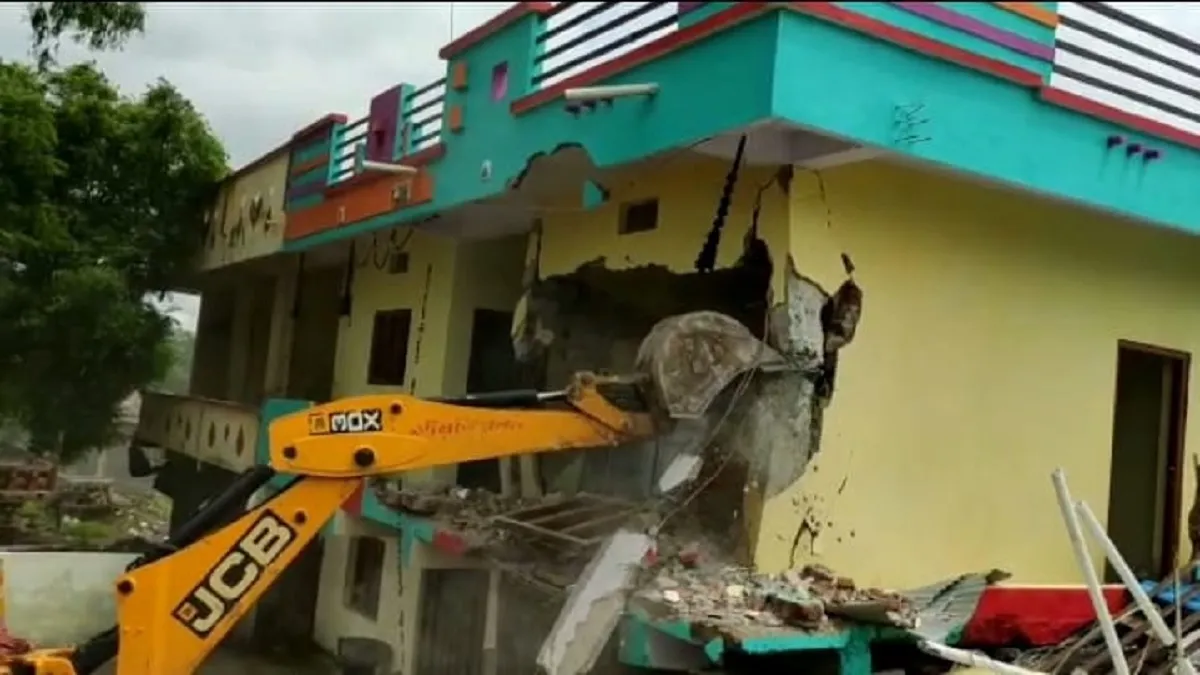Houses and shops of illegal liquor mafia demolished by Bulldozer - India TV Hindi