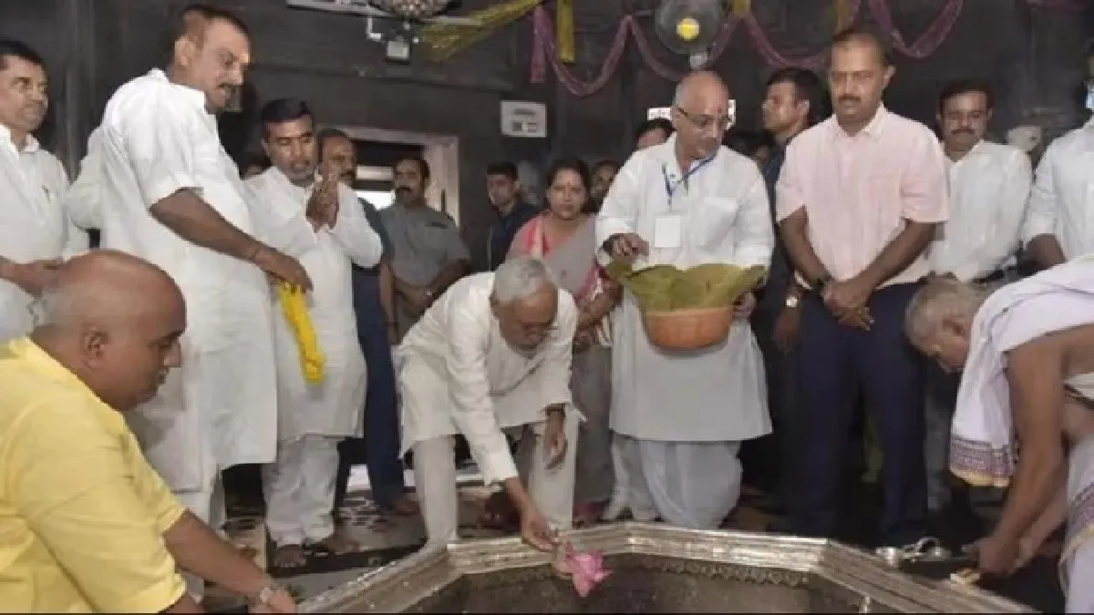 Bihar CM Nitish Kumar enters Vishnupad Temple with Minister Mohammad Israil Mansuri- India TV Hindi
