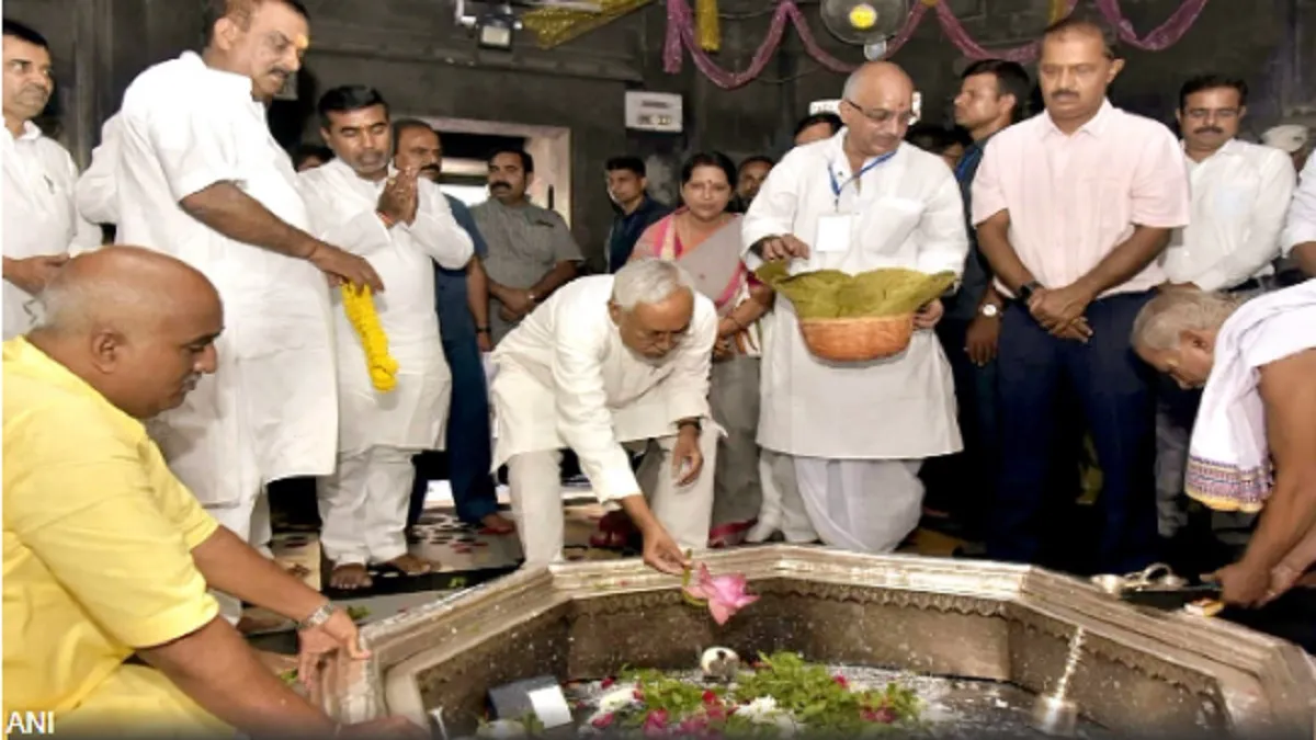 Nitish Kumar worshiped in Vishnupad temple- India TV Hindi