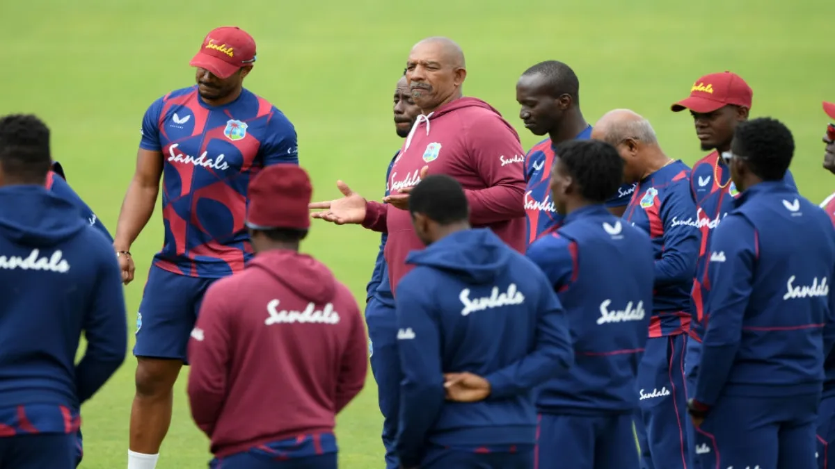 Phil Simmons speaks to West Indies players- India TV Hindi