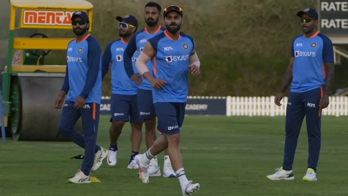 Virat Kohli with teammates- India TV Hindi