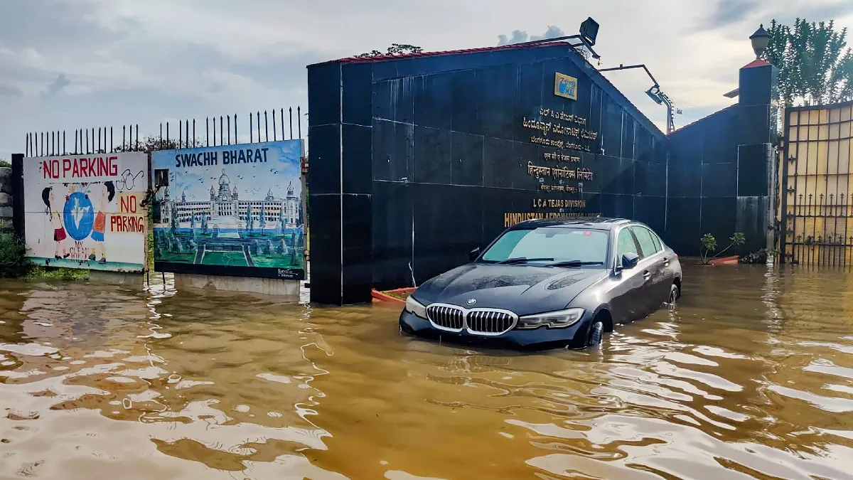 Waterlogged entrance of HAL office after heavy monsoon rains in Bengaluru- India TV Hindi