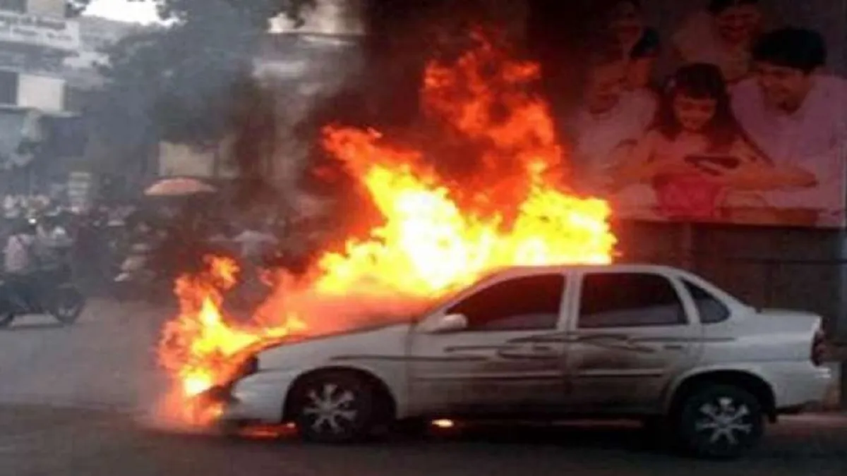 car caught fire- India TV Hindi