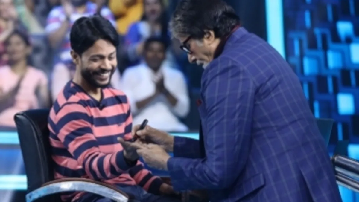 Amitabh Bachchan autographs KBC 14 contestant's hand- India TV Hindi