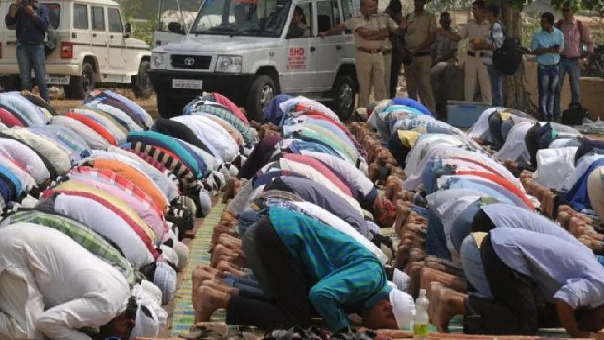 Offering Namaz prohibited in Ballia Collectorate premises- India TV Hindi