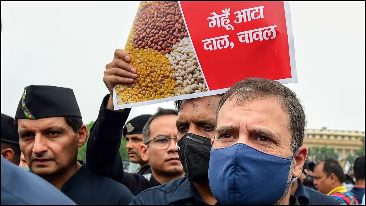 Rahul Gandhi with party MPs during a protest march- India TV Hindi