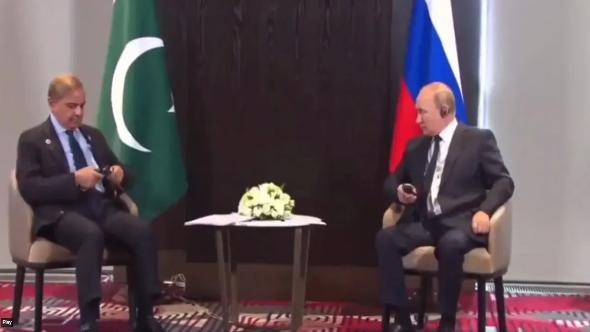 Pak PM Shehbaz Sharif interacts with Russian President Vladimir Putin - India TV Hindi
