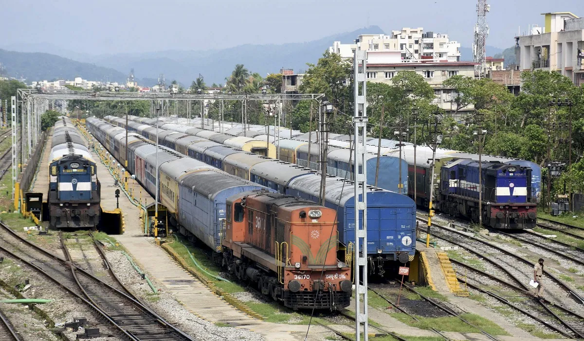 रेमल की वजह से कई ट्रेनें कैंसिल।- India TV Hindi